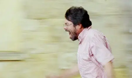 Crítica de Un poeta: Una fábula del fracaso Ubeimar Ríos corriendo en el film Un poeta