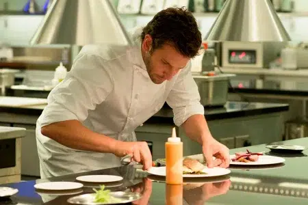 Qué ver en Prime Video: 4 películas sobre chefs Bradley Cooper en Una buena receta (2015)