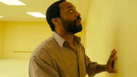 Crítica de Backrooms: Los recovecos de la mente Chiwetel Ejiofor en Backrooms