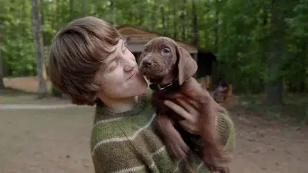Netflix mostró el primer vistazo de su serie live action de Scooby-Doo Tanner Hagen y un pequeño perro en el adelanto de Scooby-Doo