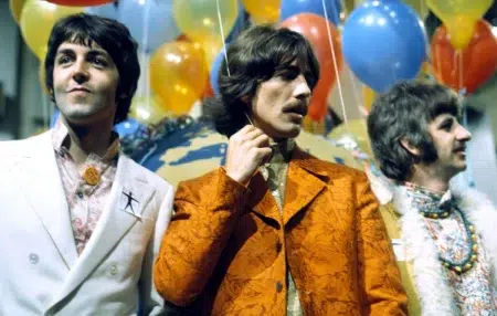 The Beatles lanzan una versión en color de la histórica transmisión de "All You Need Is Love" Paul McCartney, George Harrison y Ringo Starr