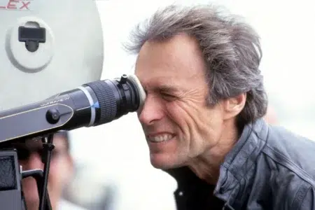 Clint Eastwood se retira del cine Clint Eastwood mirando a través de una cámara