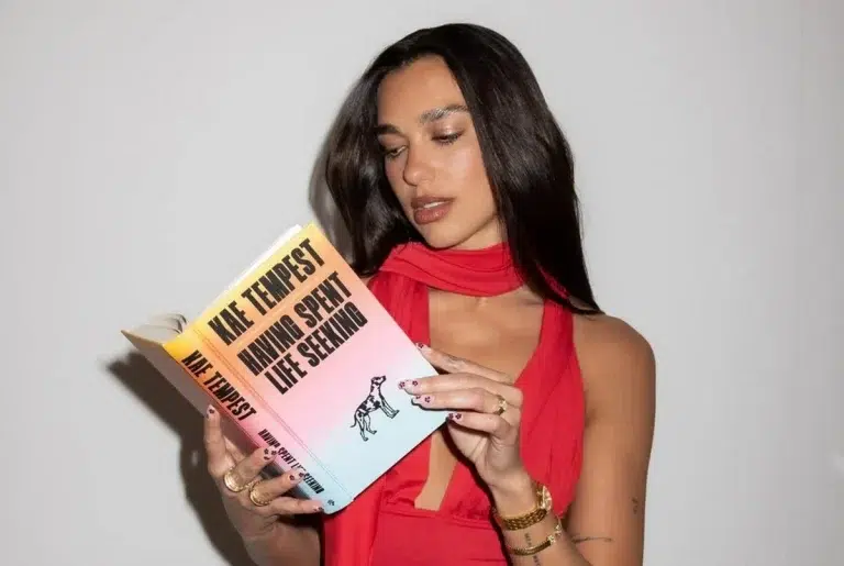 Dua Lipa leyendo un libro