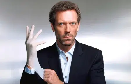 Una periodista destrozó a Dr. House por repetir siempre la misma fórmula y Hugh Laurie le respondió Hugh Laurie como Dr. House