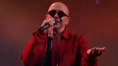 El último show del Indio Solari: Tan triunfal como caótico Indio Solari cantando