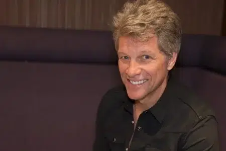 Jon Bon Jovi está recuperado de la voz y volverá a cantar: "Estoy listo y emocionado" Jon Bon Jovi sonriendo