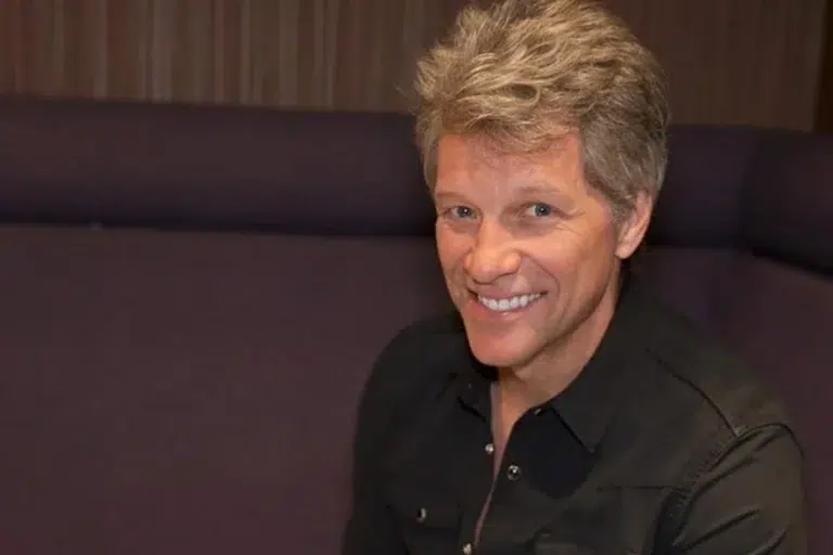 Jon Bon Jovi sonriendo