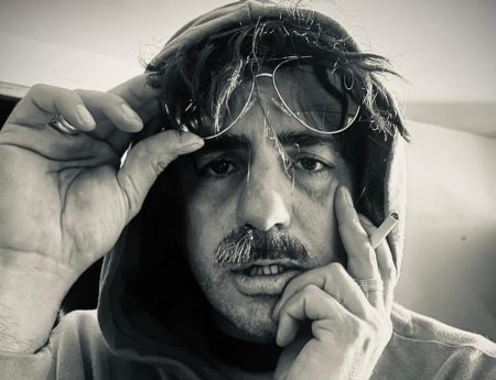 Marco Antonio Caponi caracterizado como Charly García