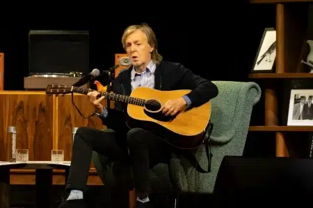 Tras las críticas, Paul McCartney defiende su canción "Momma Gets By" Paul McCartney tocando la guitarra