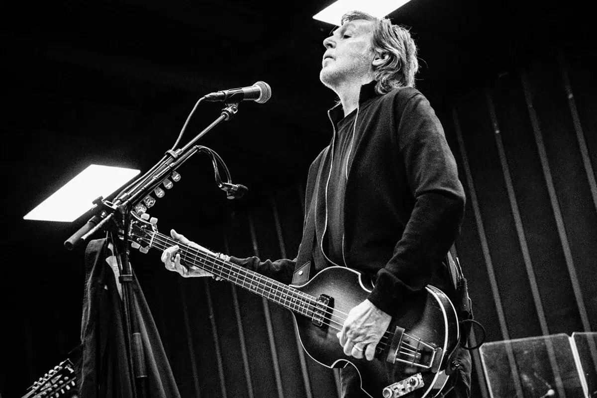 Paul McCartney elige a su Beatle favorito Paul McCartney tocando el bajo