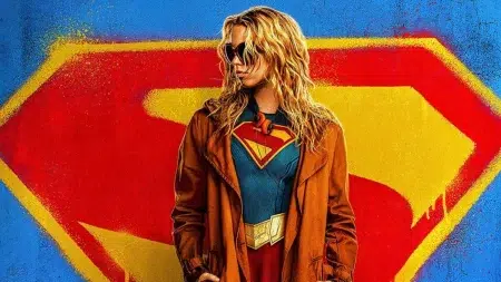 Supergirl llegó a los cines: Qué dicen las críticas sobre la película de DC Milly Alcock en el póster de Supergirl