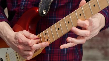 Quién fue el guitarrista que inventó la técnica del tapping