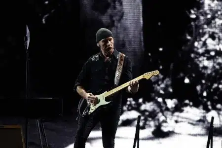 El músico al que The Edge quiere conocer en el cielo: "No toco ni de lejos como él" The Edge tocando la guitarra