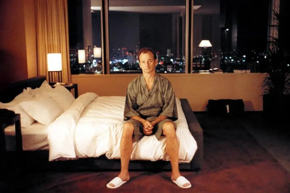 Bill Murray sentado en la cama en una escena de Perdidos en Tokio.