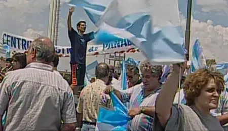 Crítica de Diciembre: Una mirada alternativa al estallido social de 2001 en la Argentina Diciembre, documental dirigido por Lucas Gallo