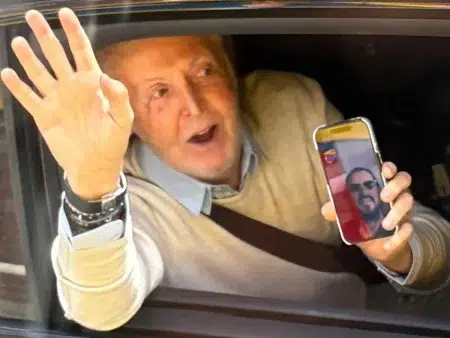 Hacían un tour de The Beatles y, de repente, apareció Paul McCartney Paul McCartney saludando por la ventana de un auto