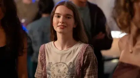 Summer H. Howell como Carrie
