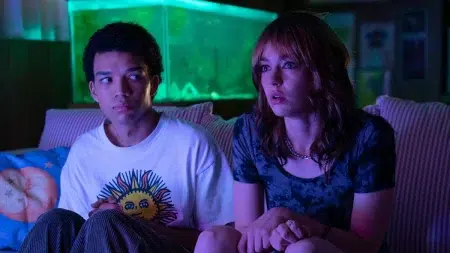 Las 5 mejores películas nuevas para ver en Prime Video hoy Justice Smith y Brigette Lundy-Paine en Vi el brillo del televisor