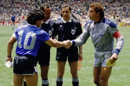 Antes de la semifinal, el documental que revive el Argentina-Inglaterra más recordado de la historia Diego Maradona y Peter Shilton en México 86