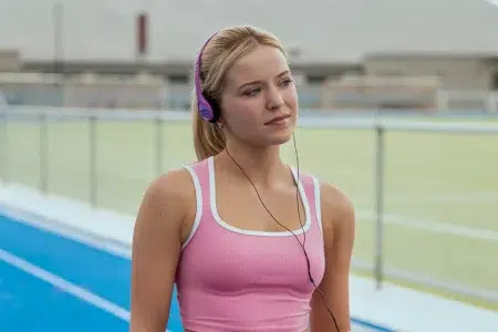 Qué ver en Prime Video: 4 series similares a Elle Lexi Minetree con ropa deportiva y auriculares en la serie Elle