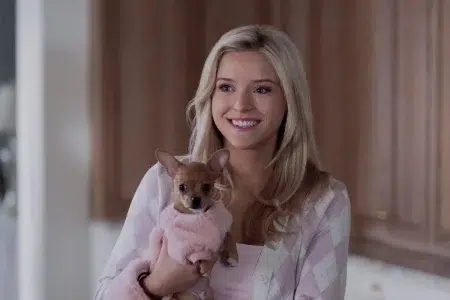 Qué ver en Prime Video: 5 series nuevas Lexi Minetree con un perro en la mano en una escena de la serie Elle