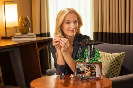 LEGO se une a Gillian Anderson para promocionar un set inspirado en The X-Files Gillian Anderson promociona el set LEGO de The X-Files