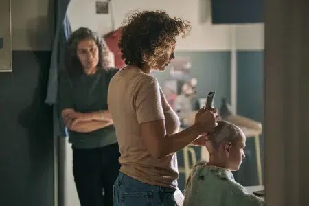 Qué ver en Netflix: 6 películas nuevas Una mujer pela a su hijo en la película Hasta el final (2026)