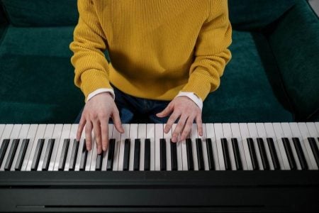 Aprender piano en la era del bedroom pop: cómo las clases de piano pueden mejorar tu proyecto musical