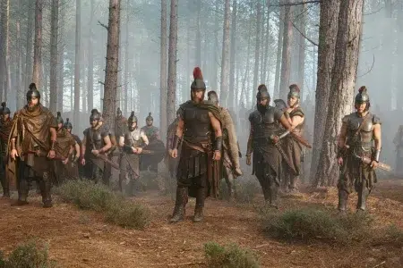 Matt Damon y un conjunto de actores en La odisea