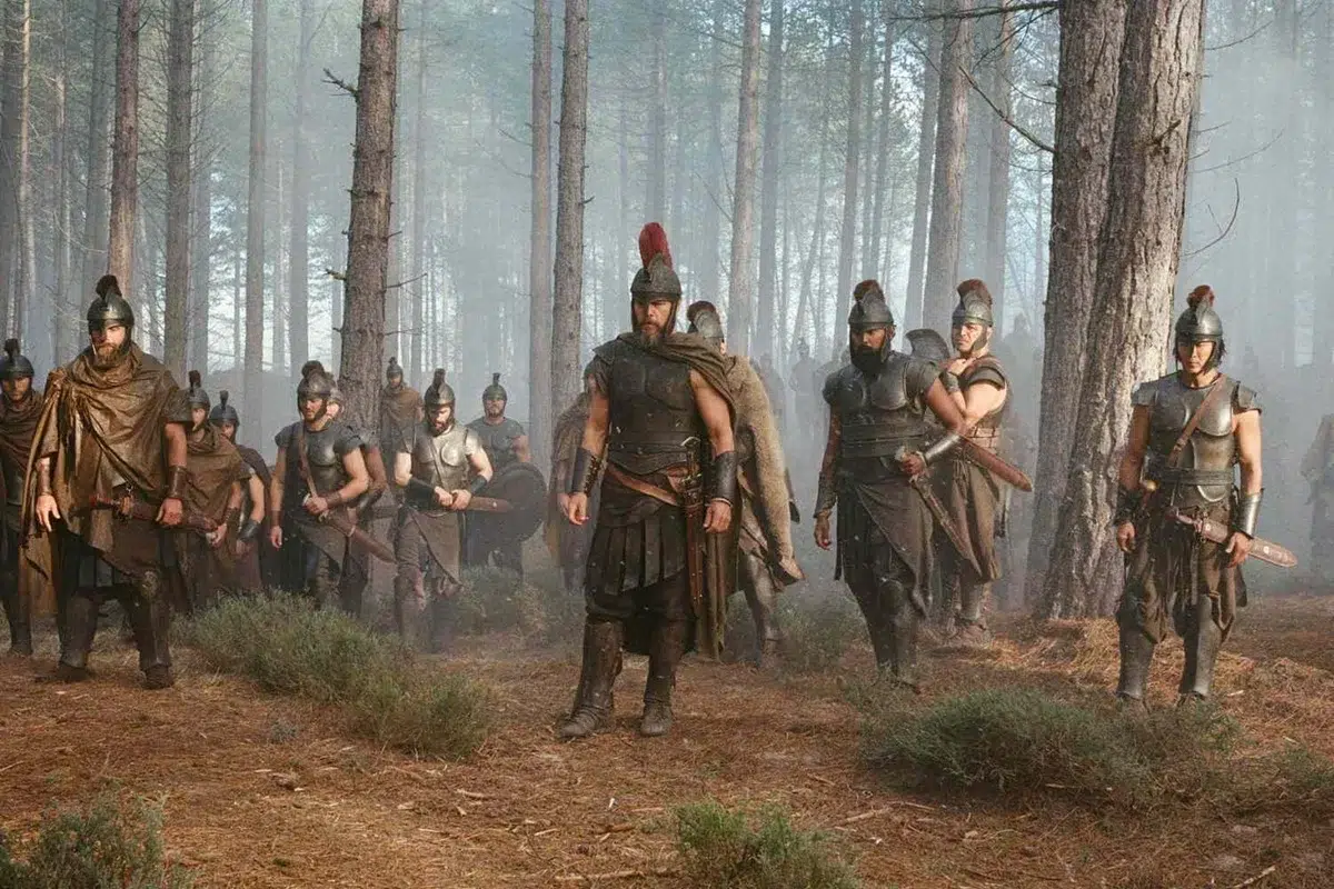 Matt Damon y un conjunto de actores en La odisea