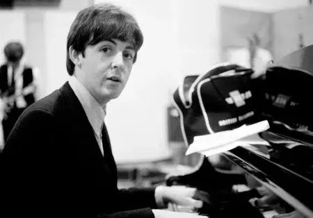 5 canciones construidas sobre un riff de piano Paul McCartney tocando el piano