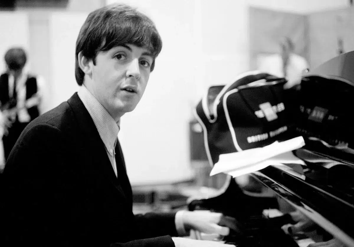 Paul McCartney tocando el piano
