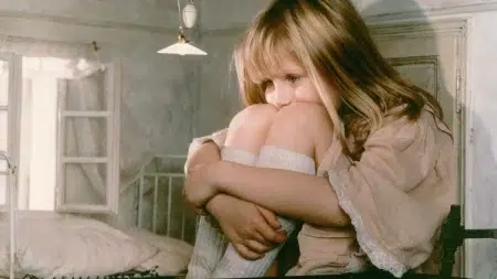 5 adaptaciones imperdibles de Alicia en el país de las maravillas Alicia en el país de las maravillas (1988)