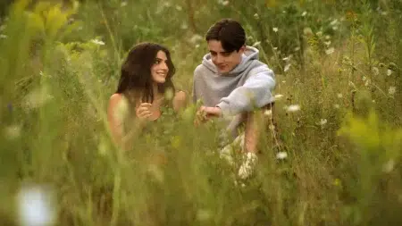 La nueva serie adolescente de Prime Video que se convirtió en un fenómeno mundial Annie Jacobson (Ella Rubin) y Rory (Daniel Quinn-Toye) en Sterling Point (2026)