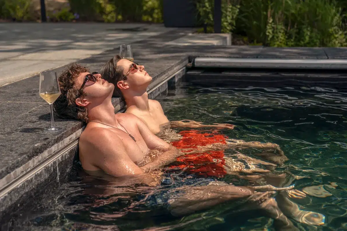 Connor (Keen Ruffalo) y Rory (Daniel Quinn-Toye) en Sterling Point (2026)