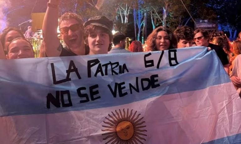 Dillom con una bandera que dice "la patria no se vende"