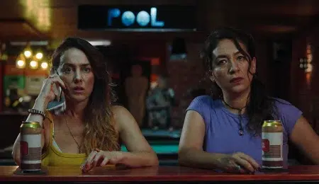 Jazmín Stuart y Lorena Vega sentadas en un bar