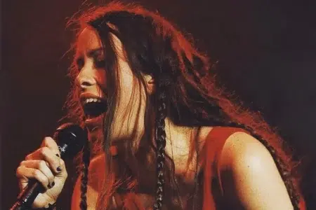 Alanis Morissette cantando