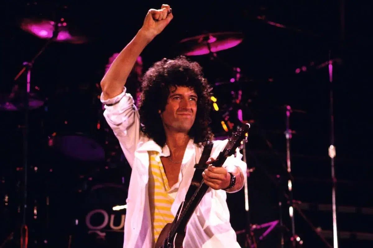 Brian May tocando la guitarra