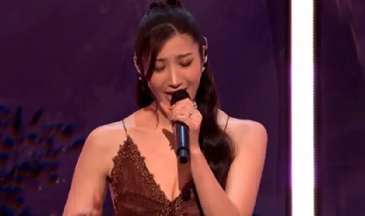 EJAE cantando en los BAFTA