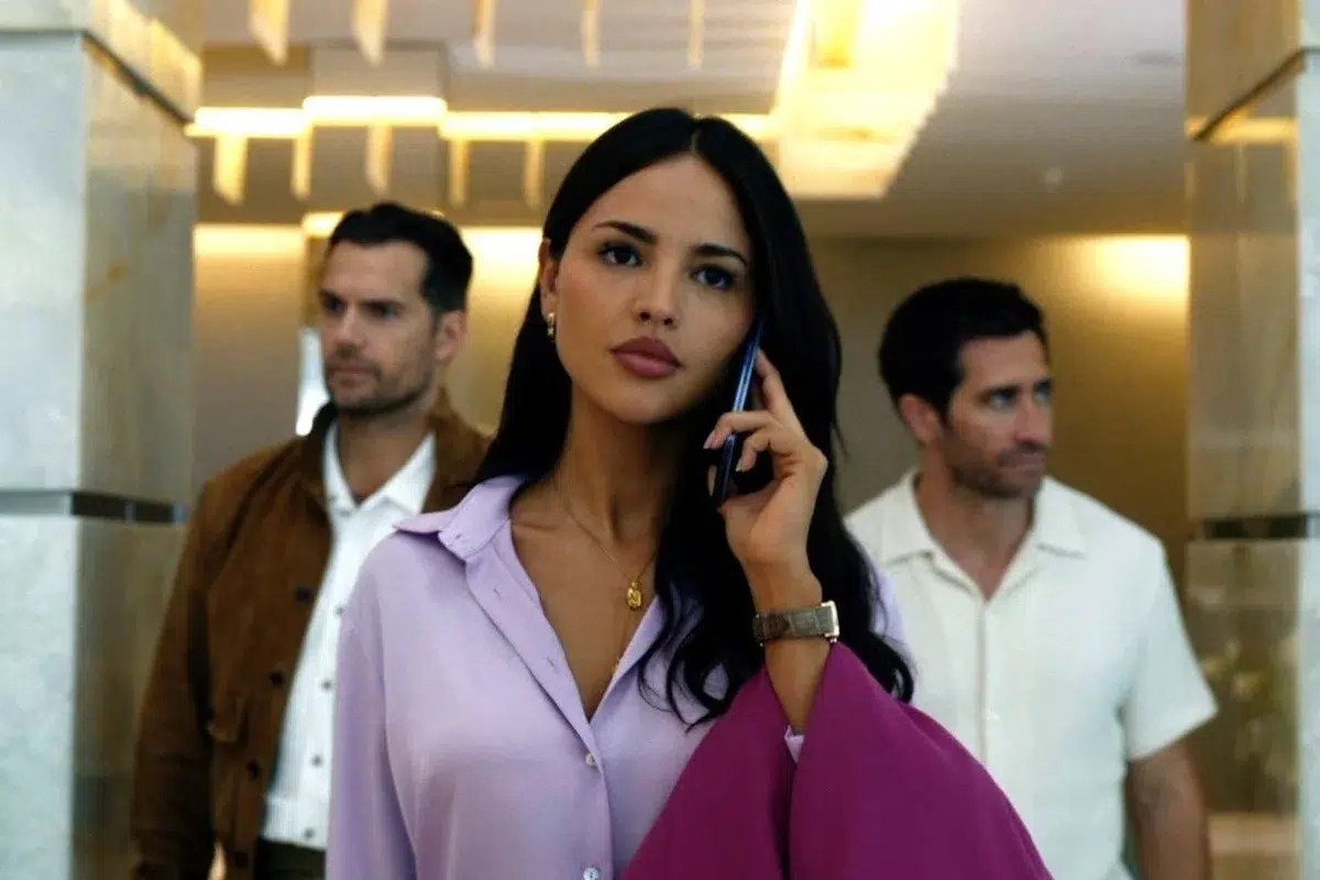 Henry Cavill, Jake Gyllenhaal y Eiza González en el film En la zona gris (2026)