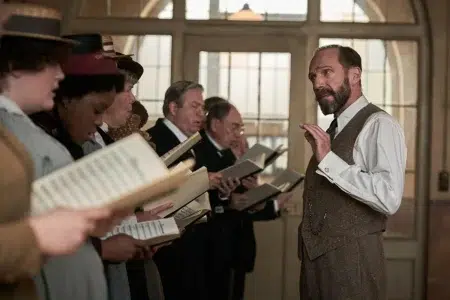 Qué ver en HBO Max: 4 películas nuevas Ralph Fiennes en El coro (2025)