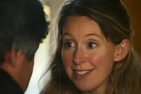 A24 presentó el documental sobre Elizabeth Holmes, la empresaria detrás de uno de los mayores fraudes de Silicon Valley