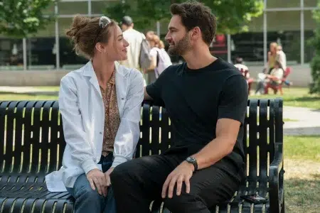 Qué ver en Prime Video: 5 películas nuevas Lili Reinhart y Tom Bateman sentados en un banco de plaza