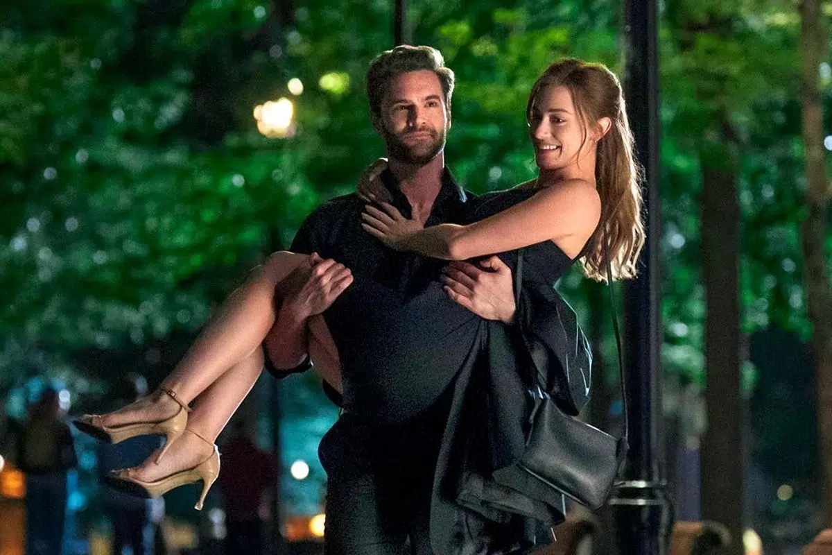 Tom Bateman con Lili Reinhart en brazos