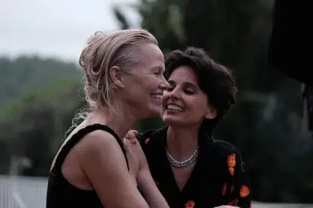 Pamela Anderson y Elena Anaya en Rosebush Pruning (2026)