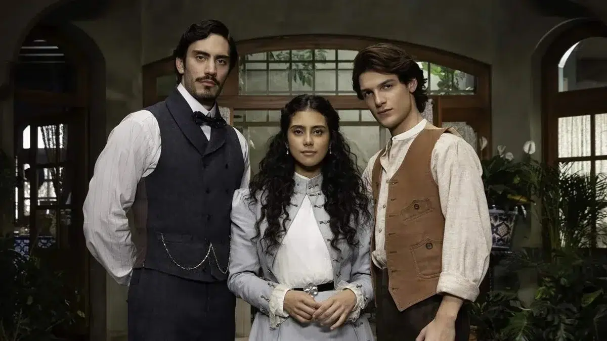 Renata Vaca, Juan Pablo Fuentes e Iván Amozurrutia en Mal de amores (2026)