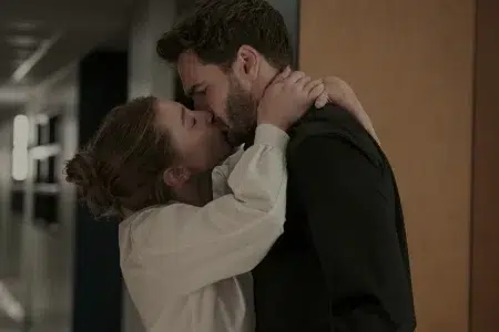 Lili Reinhart y Tom Bateman en La hipótesis del amor (2026)