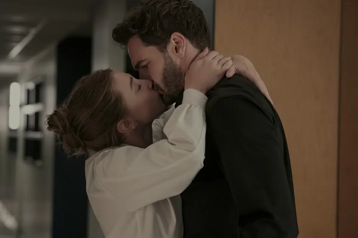 Lili Reinhart y Tom Bateman en La hipótesis del amor (2026)
