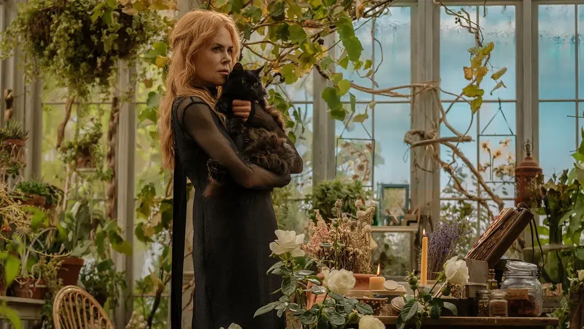 Nicole Kidman con un gato en brazos